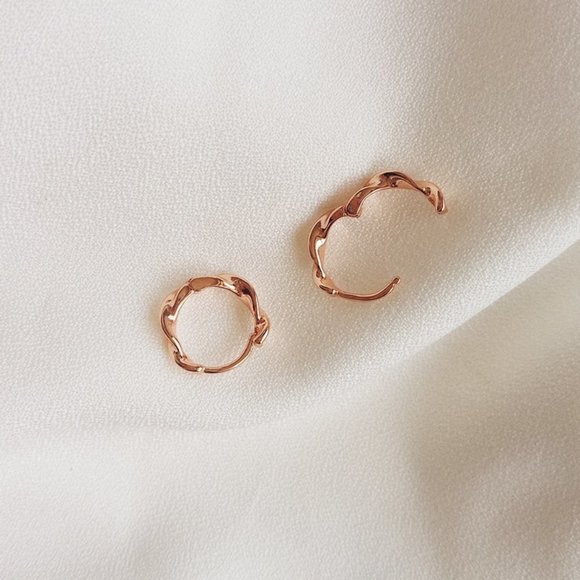 *NEW 925 Sterling Silver Wave Hoop Earrings - Picture 7 of 13